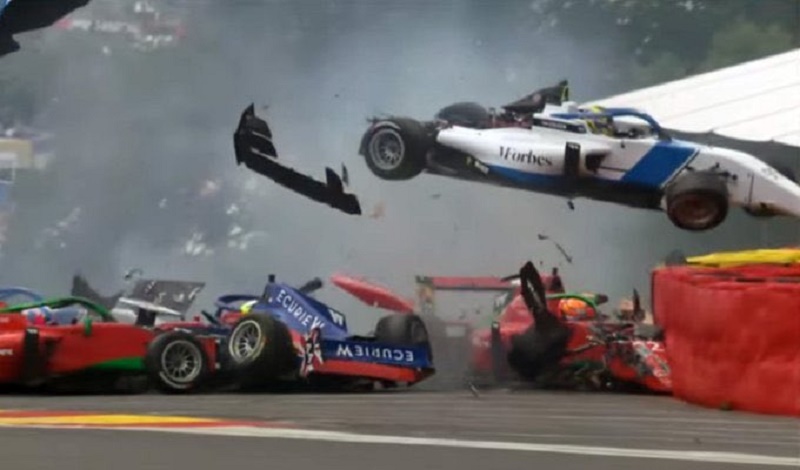Массовая авария в женской «Формуле-1»: шесть болидов неудачно вошли в поворот (видео)