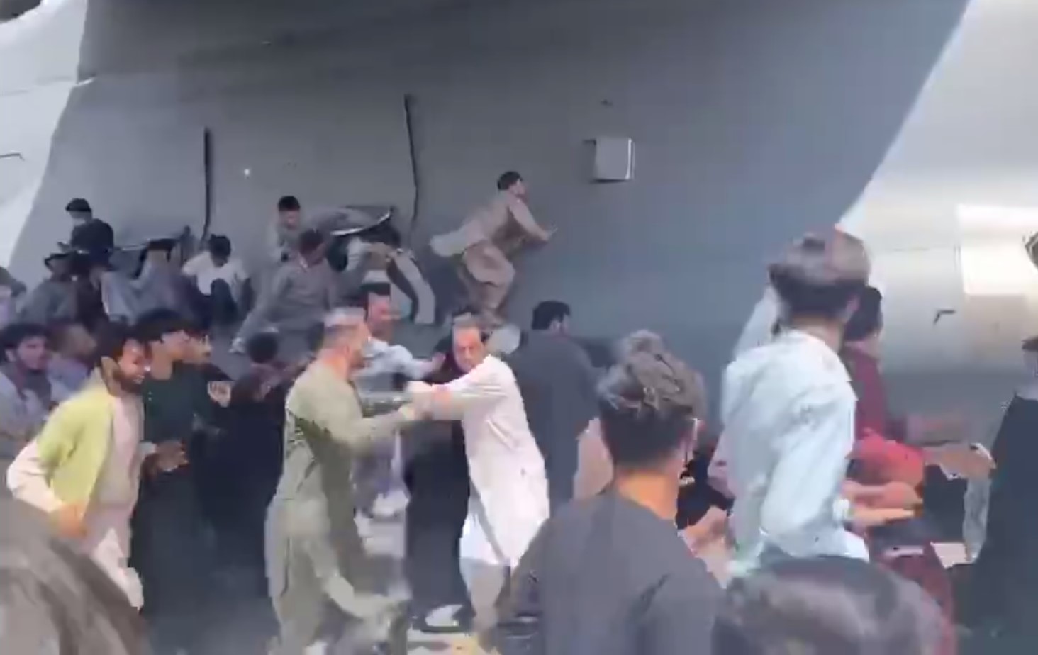 В Сети опубликовано видео с людьми, цепляющимися за шасси и фюзеляж улетающего из Кабула самолёта