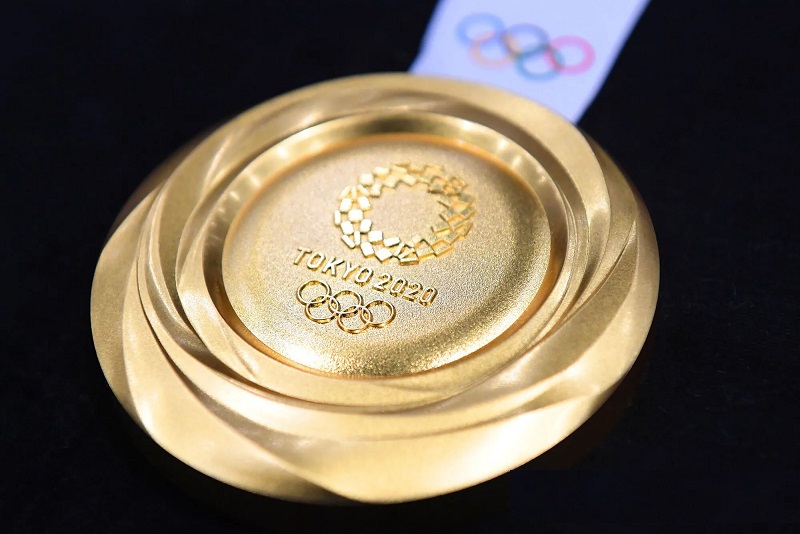 Олимпийской чемпионке из Японии заменят медаль из-за укуса мэра (фото)