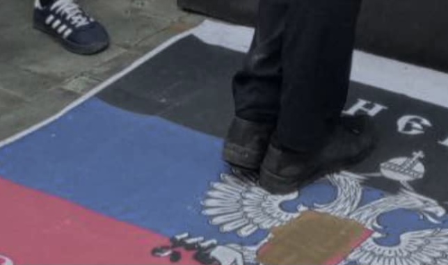 В кофейне Львова вместо коврика постелили флаг «ДНР» (фото)