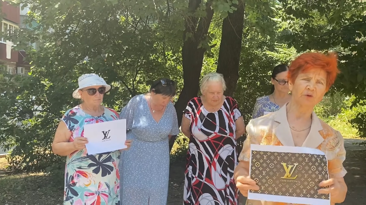 «Раздражает просто»: бабушки из «Отрядов Путина» попросили запретить сумки Louis Vuitton (видео)