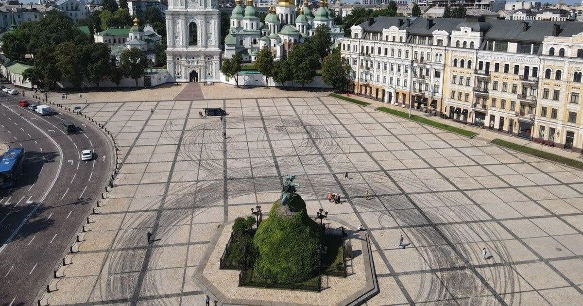Дрифт на Софийской площади: в КГГА заявили, что не давали разрешений 