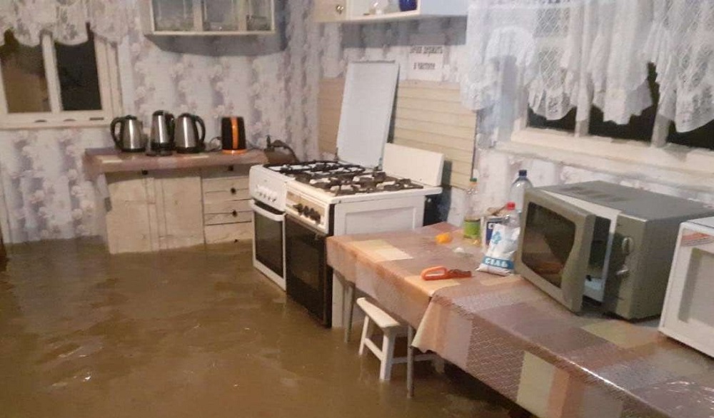 Ливни затопили курортный посёлок на побережье Азовского моря: дома ушли под воду (видео, фото)