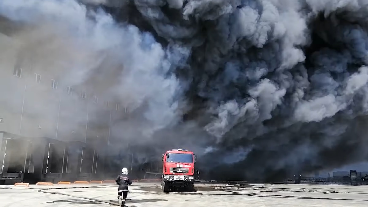 Под Одессой загорелся склад площадью 10 тыс. кв. м (фото, видео)
