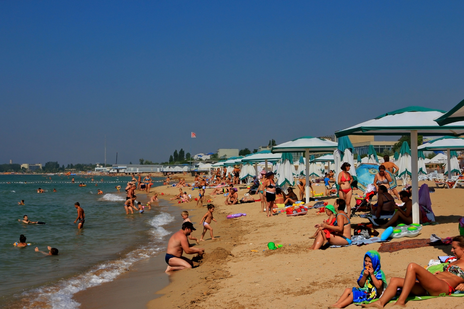 «Хоть уезжай отсюда»: сколько туристов отдыхают в Крыму на самом деле и что не договаривают украинские СМИ