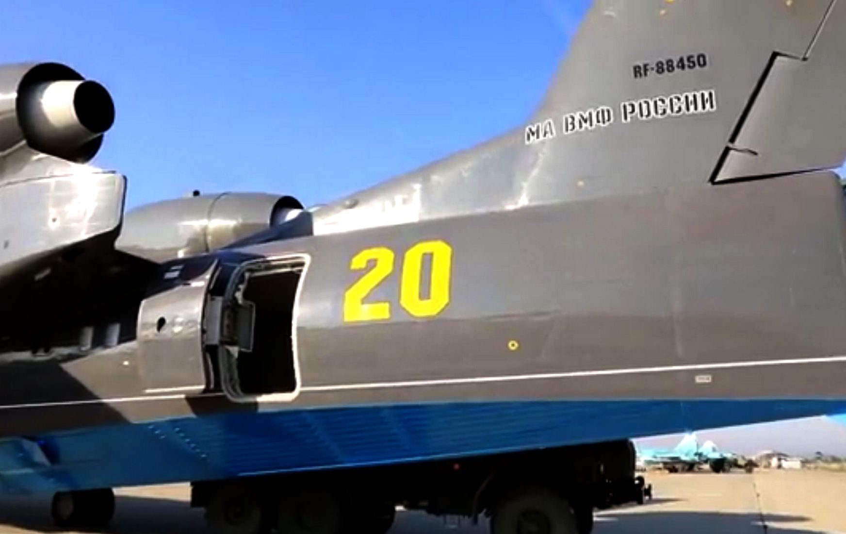 Опубликованы кадры с разбившимся самолётом Бе-200 перед вылетом в Турцию