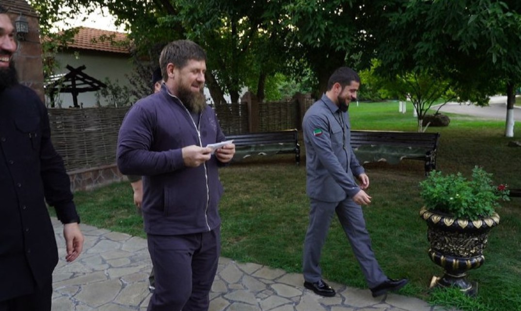 «Познакомил с попугаем». Кадыров получил премию канала за репортажи из своего сада