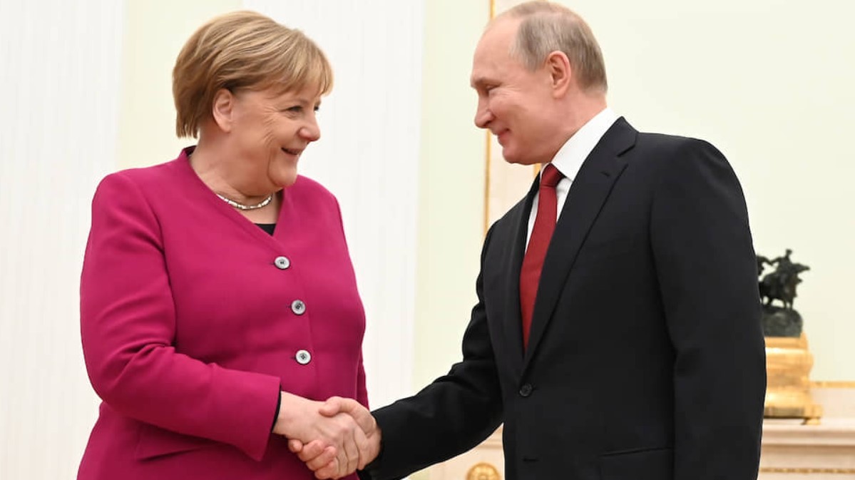 У Меркель зазвонил телефон во время переговоров с Путиным (видео)