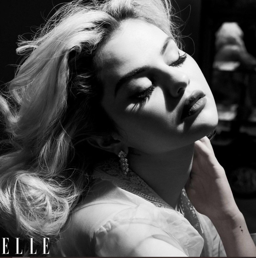 Селена Гомес снялась для Elle в сетчатых колготках и короткой юбке Chanel (фото) - 6 - изображение