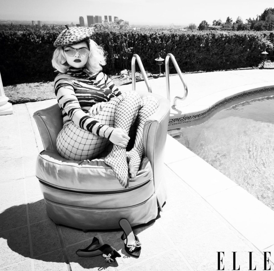 Селена Гомес снялась для Elle в сетчатых колготках и короткой юбке Chanel (фото) - 4 - изображение