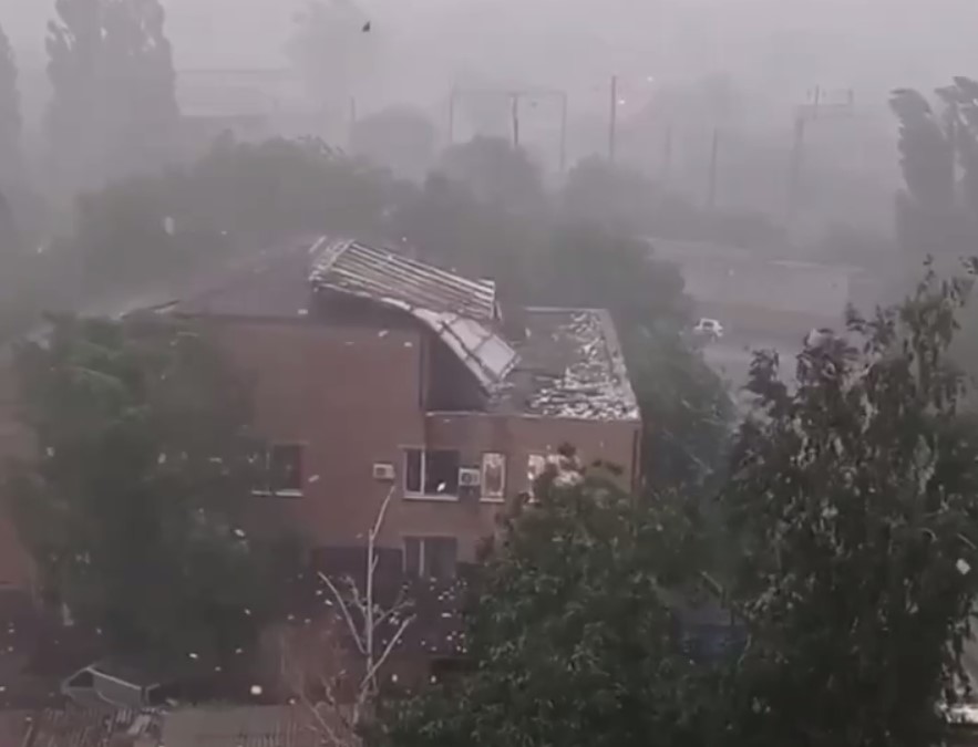 На Николавщине ураган сорвал крышу со здания суда: документы летали по улице (фото, видео)