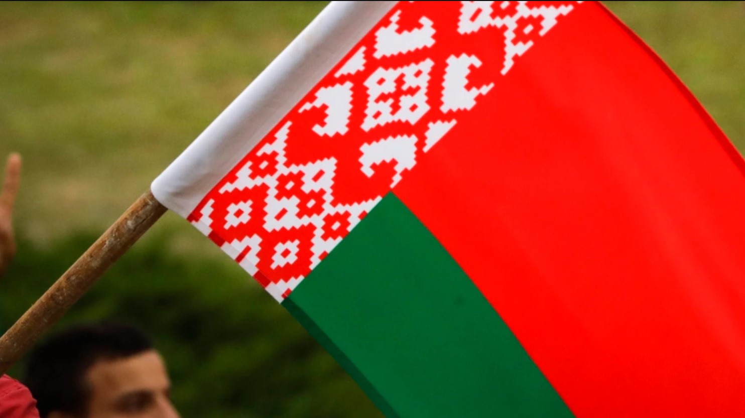 В Польше топтали и пачкали флаг Беларуси: возбуждено дело