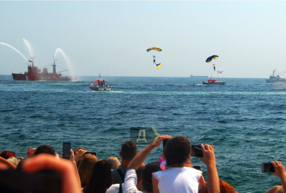 С боевыми пловцами и десантниками. В Одесском заливе прошел морской парад ко Дню независимости (фото, видео)