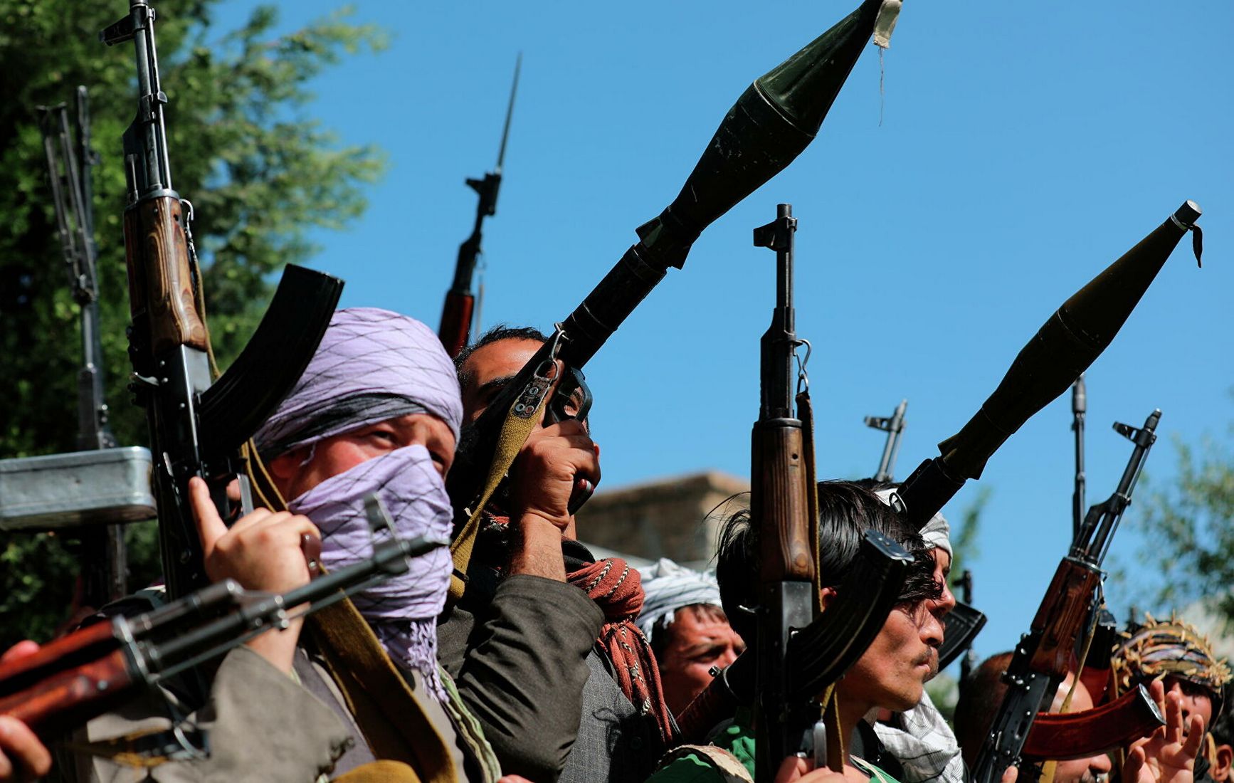 «Только систем ПЗРК больше сотни»: Шойгу рассказал о доставшемся талибам оружии