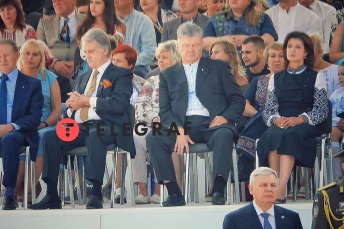 Порошенко уснул во время парада ко Дню независимости (фото)