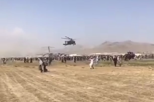 Американские военные с помощью вертолетов расчищают от людей взлетно-посадочную полосу в аэропорту Кабула (видео)