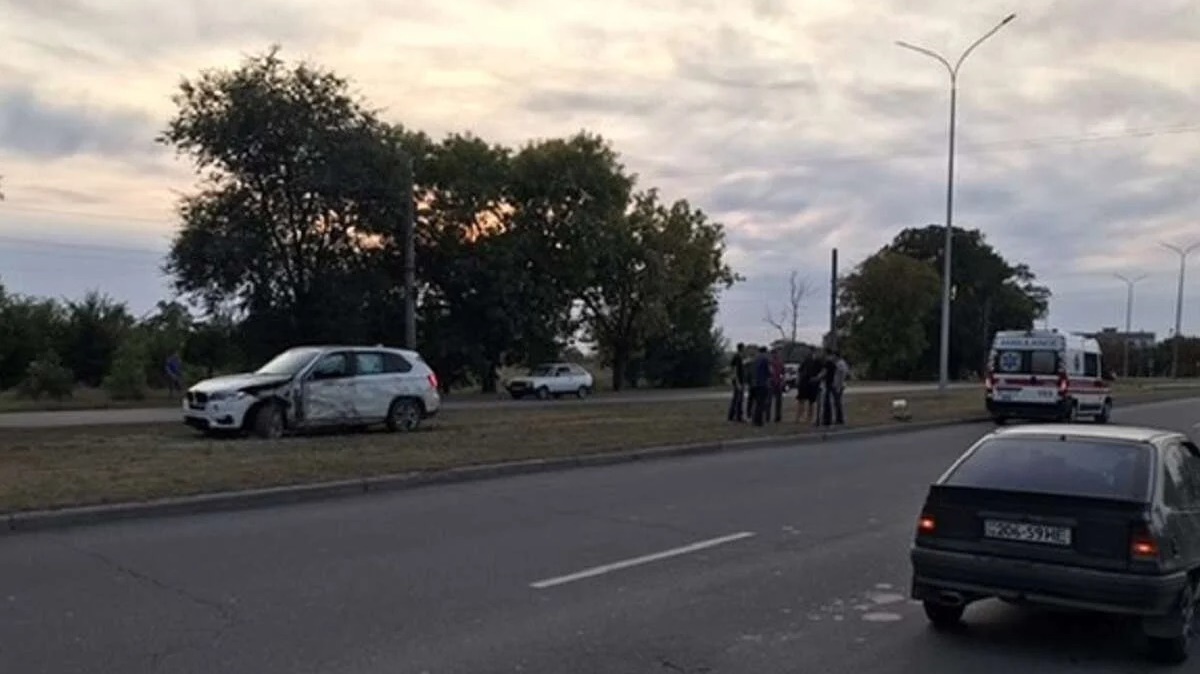 В Бердянске пьяный депутат на BMW снёс пешехода (видео)