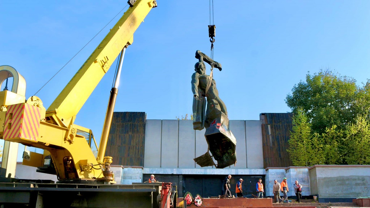 В Коломые демонтировали памятник советским воинам и обустроят мемориал памяти жертв Второй мировой на улице Бандеры