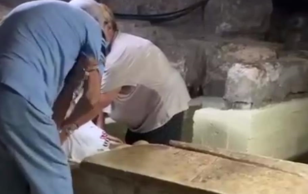 Туристка из России застряла в саркофаге святого Лазаря на Кипре (видео)