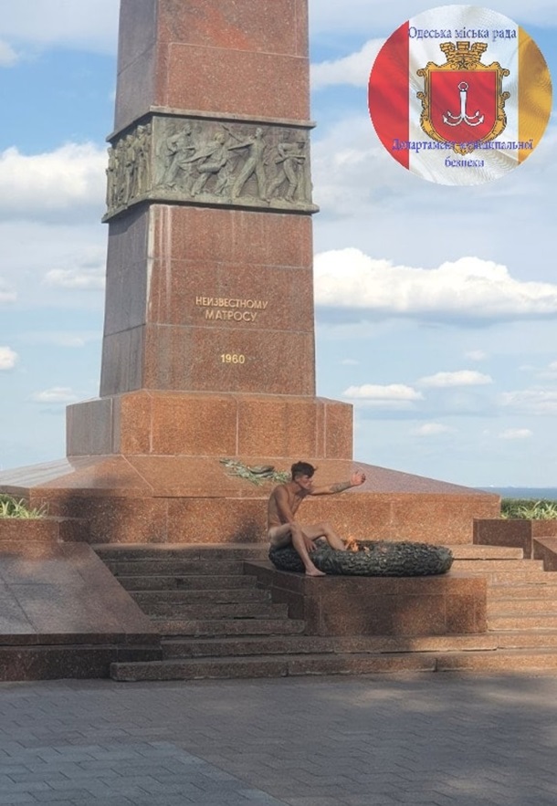 В Одессе голый мужчина сидел у Вечного огня и оскорблял матом прохожих (фото) - 1 - изображение