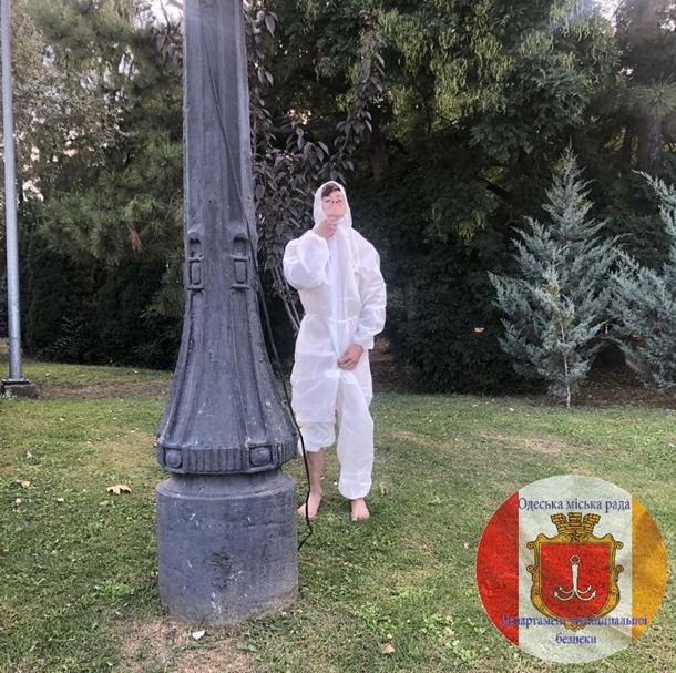В Одессе голый мужчина сидел у Вечного огня и оскорблял матом прохожих (фото) - 2 - изображение