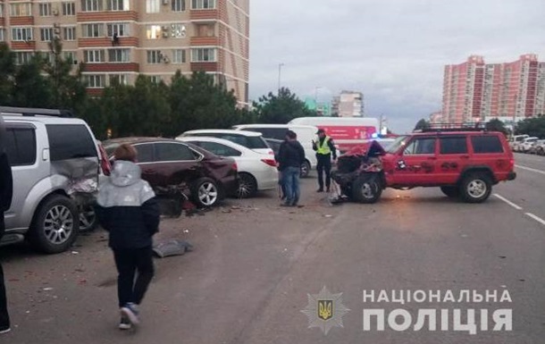 Ничего не помнит: подросток протаранил 6 машин на парковке в Одесской области (фото)