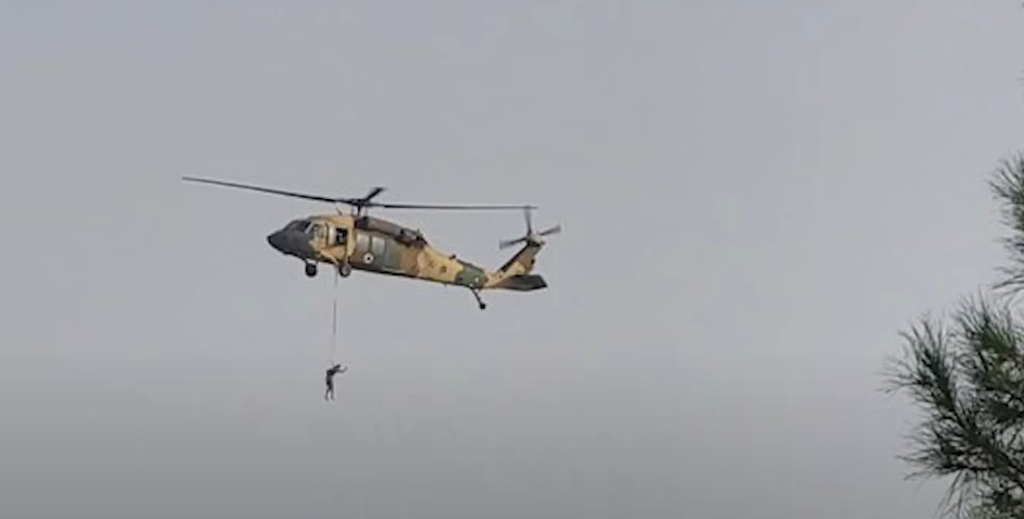 Талибы летали на вертолете с привязанным мужчиной (видео)