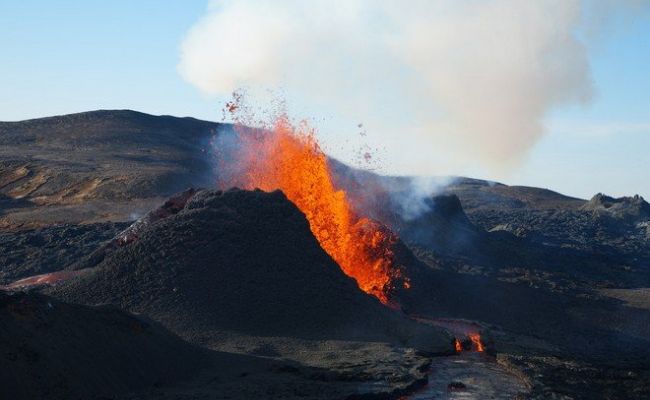 На Канарских островах началось извержение вулкана, спавшего с 1971 года (видео)