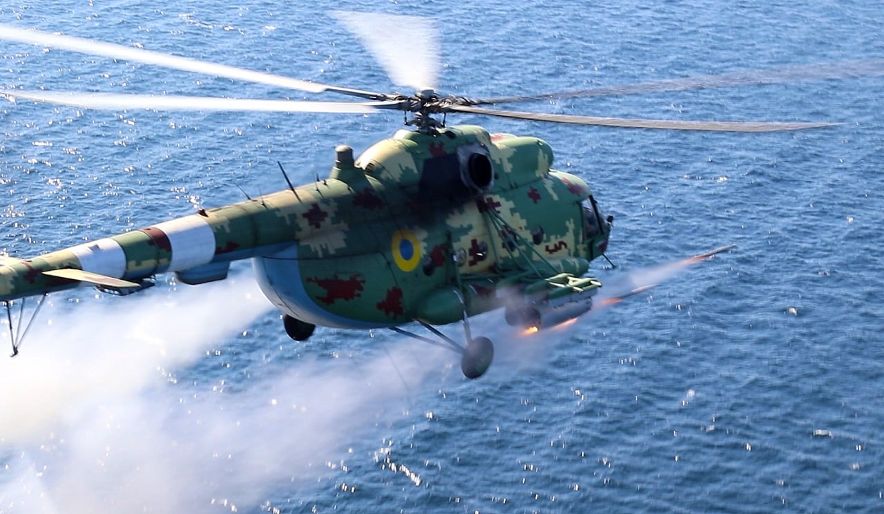 Боевые вертолеты ВМС Украины бомбами и ракетами поразили «вражеские цели» около побережья Крыма (фото)