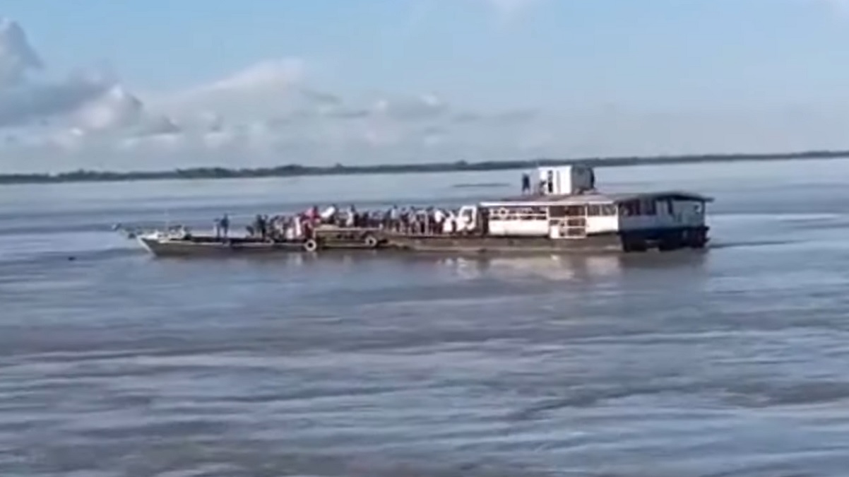 В Индии на реке столкнулись два судна с 200 пассажирами на борту — 30 человек пропали без вести (видео)