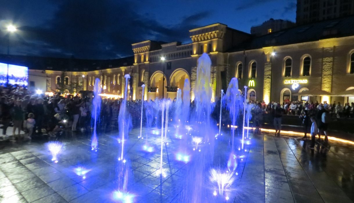 Фонтан в центре Киева, который был поврежден грузовиком, снова сломался (фото, видео)