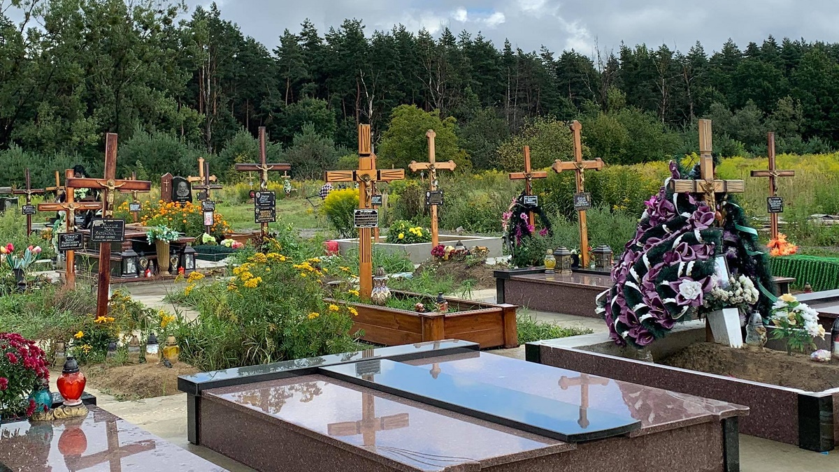 На Львовщине организовали нелегальное кладбище на месте садово-огородного кооператива