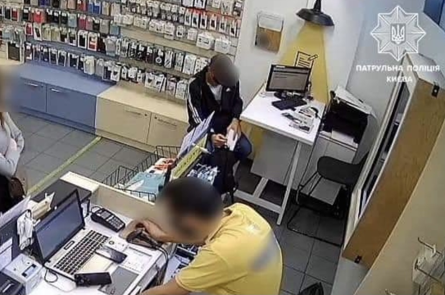 В Киеве мужчина предоставил в магазине свой паспорт, после чего ограбил его (фото)