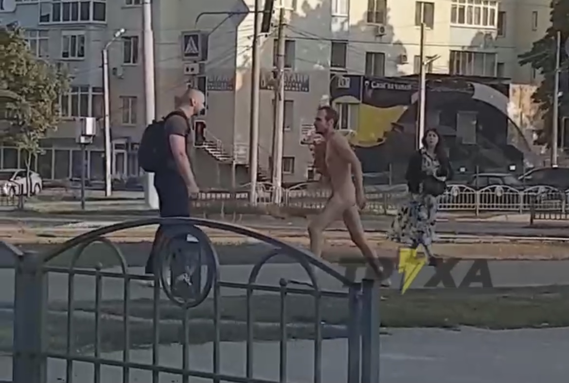 В Харькове голый мужчина пытался атаковать прохожих (видео 18+)