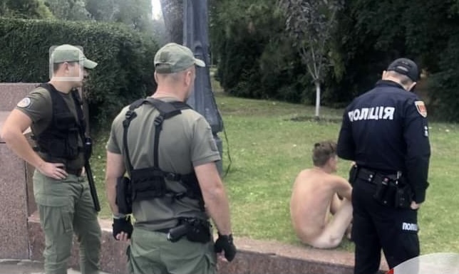 В Одессе голый мужчина сидел у Вечного огня и оскорблял матом прохожих (фото)