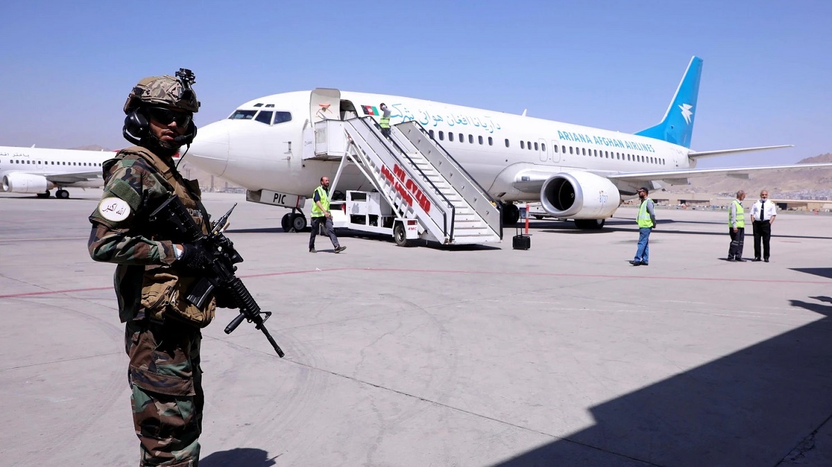 Талибы разрешили ограниченному количеству иностранцев покинуть Афганистан