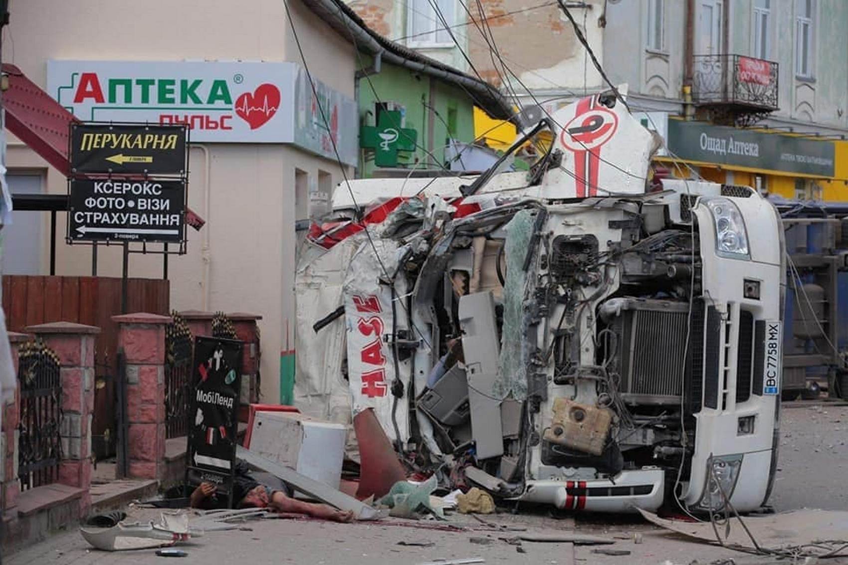 На Львовщине грузовик въехал в магазин: погибли четыре человека (видео)
