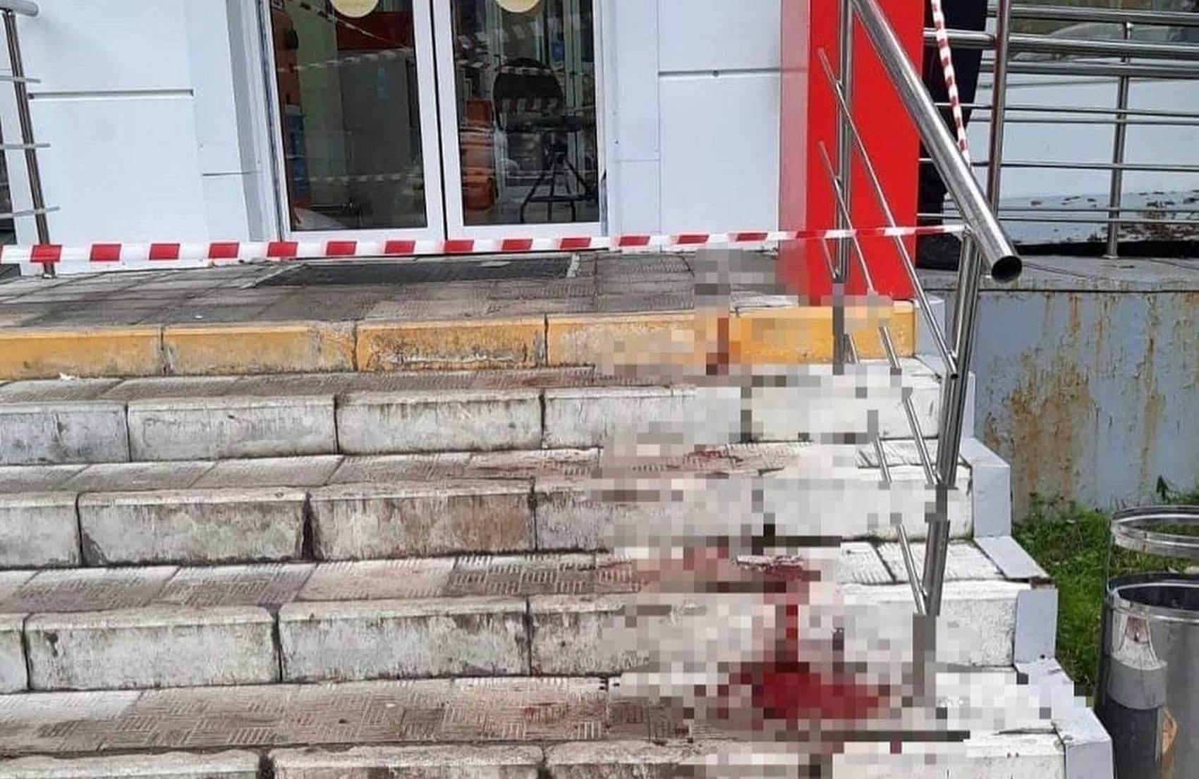 Появилось видео нападения мужчины с топором на покупателей магазина в Москве