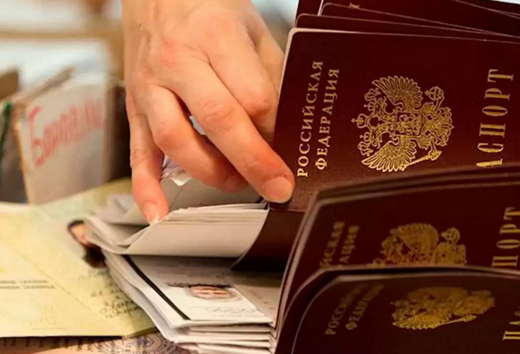 Жители Крыма и Донбасса с паспортами РФ остаются гражданами Украины — омбудсмен