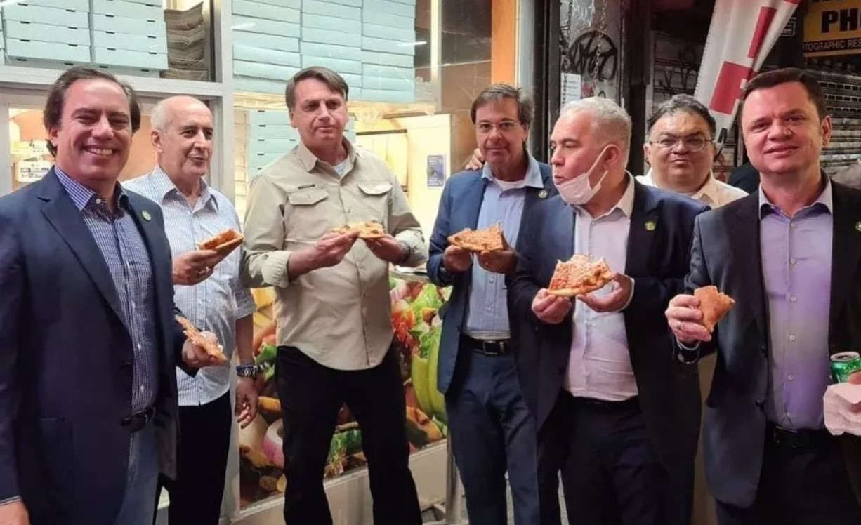 Президент Бразилии обедал в Нью-Йорке на улице из-за отсутствия прививки