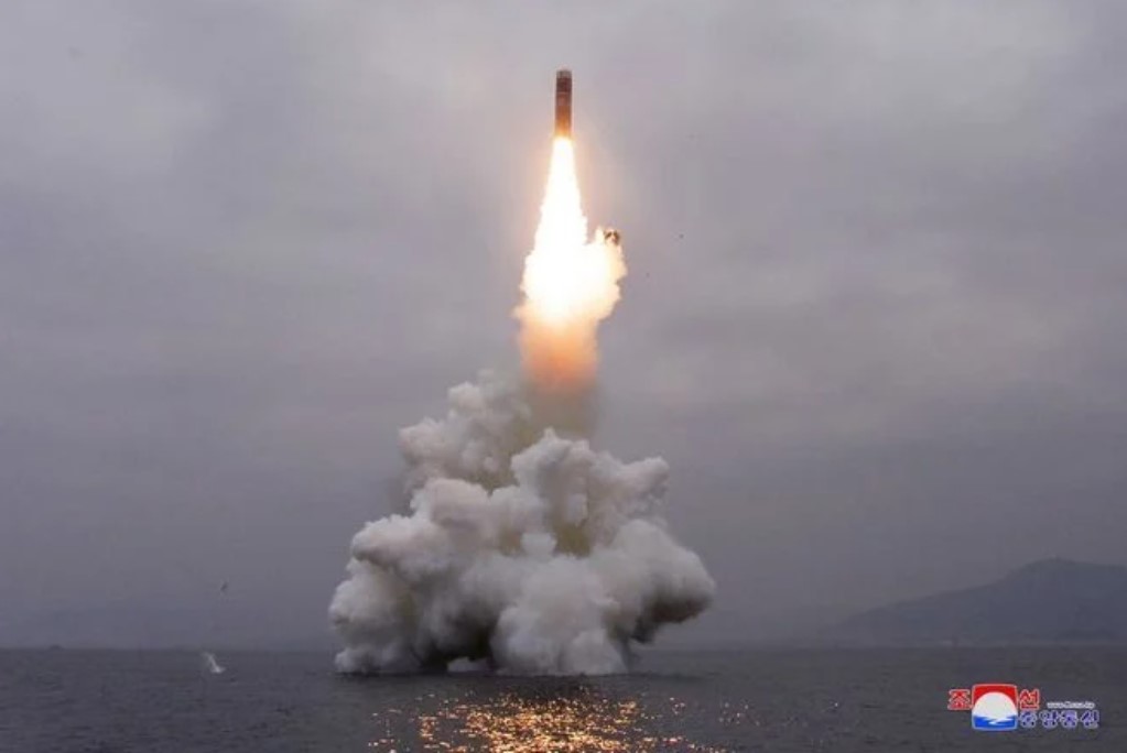 КНДР провела испытания новой гиперзвуковой ракеты «Хвасон-8»