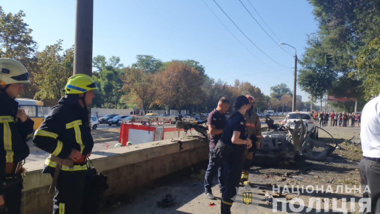 В Днепре взорвался автомобиль: двое погибших (фото, видео) - 2 - изображение