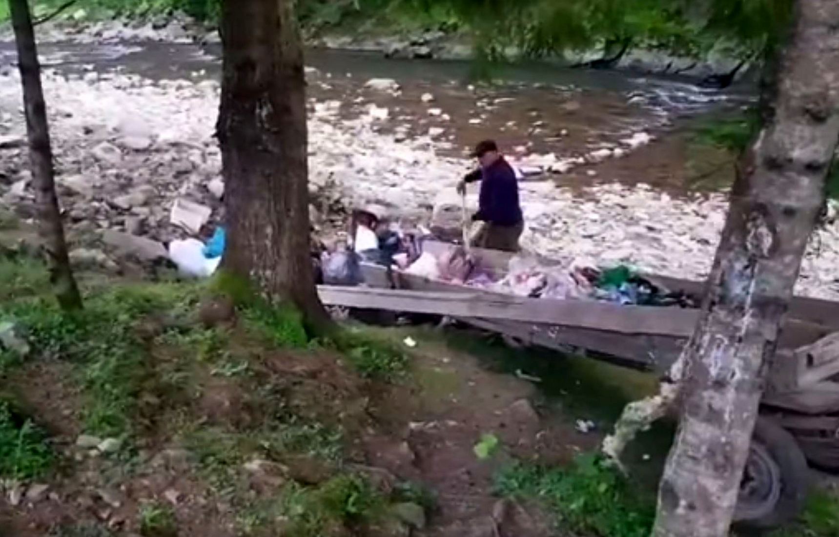 Появилось видео, как в парке «Синевир» в Карпатах местные жители сбрасывают мусор прямо в реку