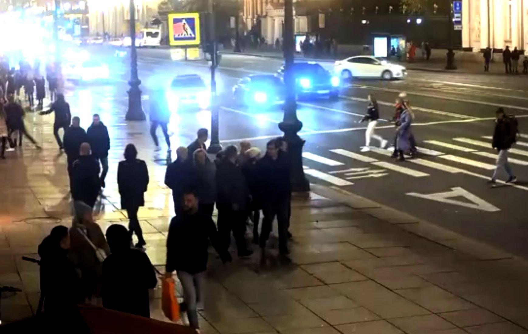 В центре СПб авто протаранило людей на пешеходном переходе (видео)