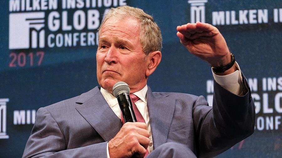 «Ты должен сидеть в тюрьме»: ученый сорвал выступление Джорджа Буша, зал аплодировал (видео)