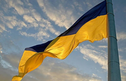 В кустах у школы: прокуратура открыла дело против подростка, который сжег флаг Украины