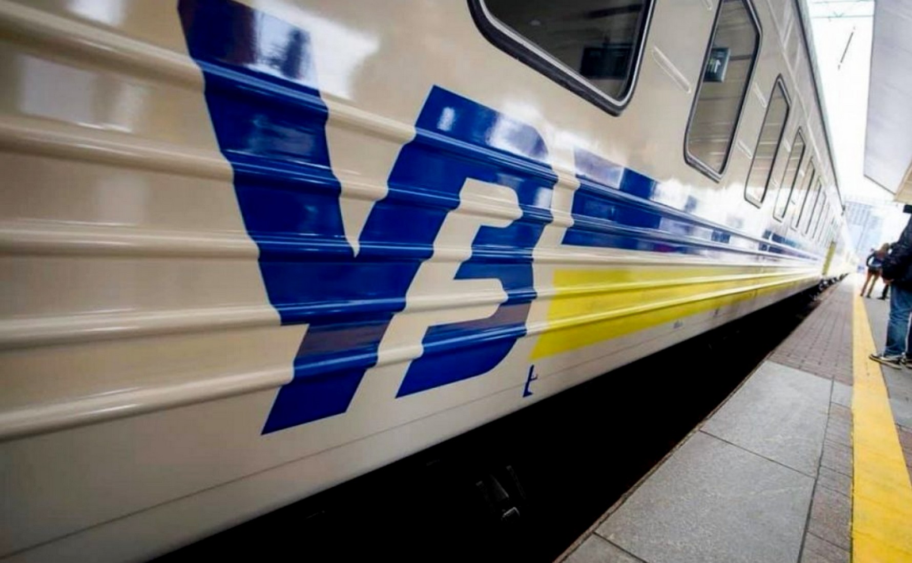 «Щоб вагончик не болiв»: В поезде УЗ лампу приклеили к потолку пластырем