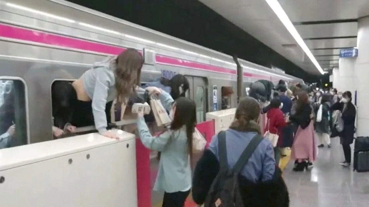 В Токио мужчина с ножом устроил пожар в вагоне метро, пострадало около 15 человек (видео)