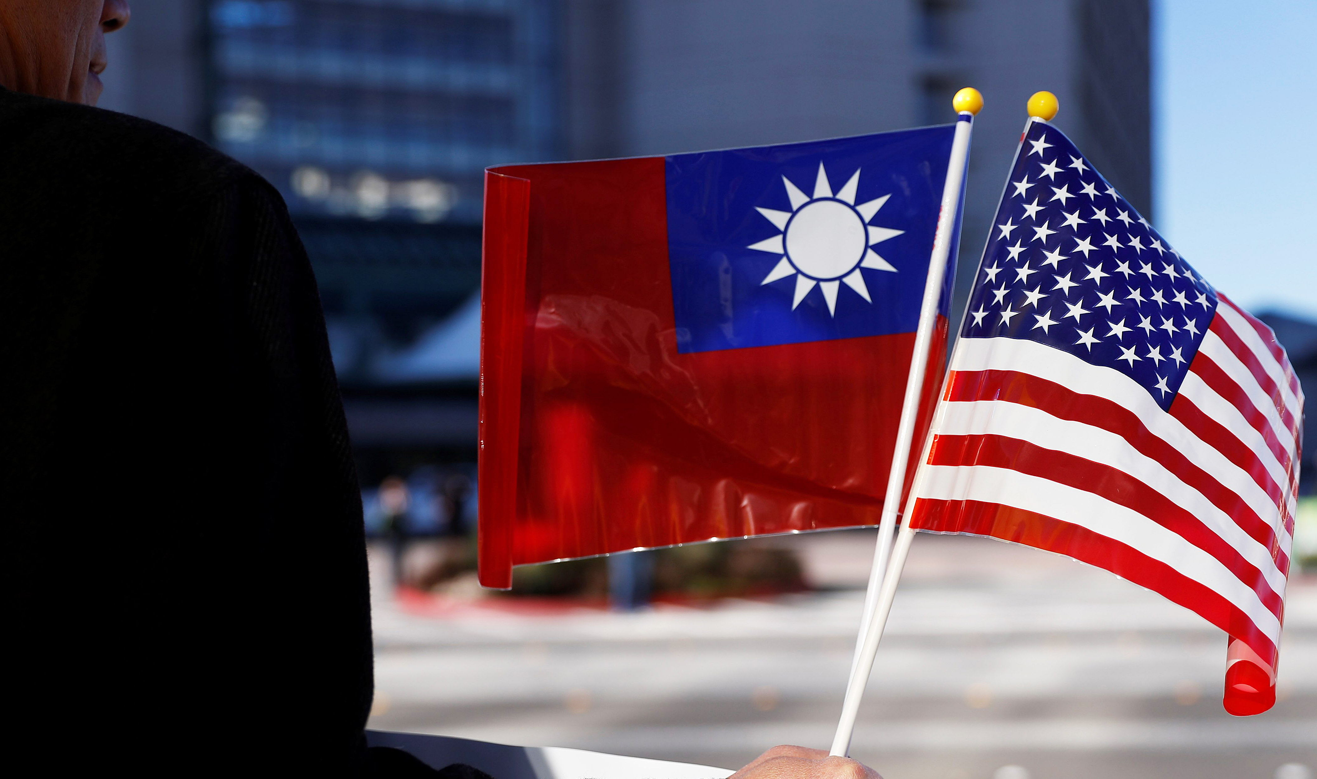 Китайские истребители в небе Тайваня: как КНР не дает свободу своему острову и при чем тут США
