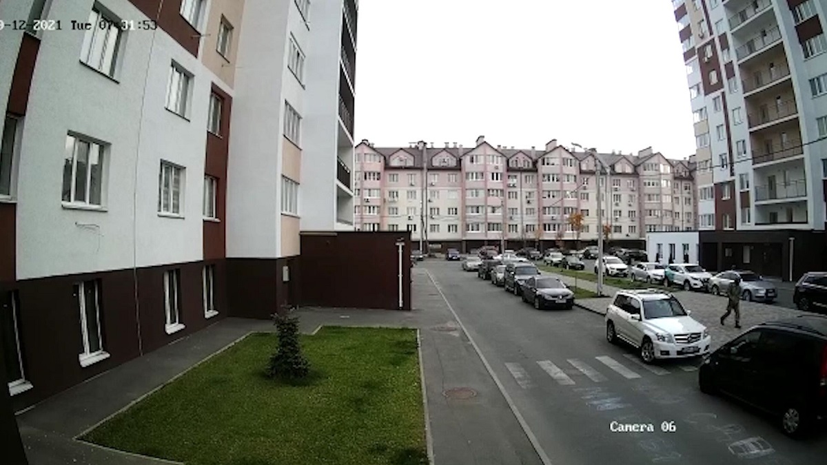 Под Киевом мужчина в камуфляже расстрелял авто с семьей (видео)